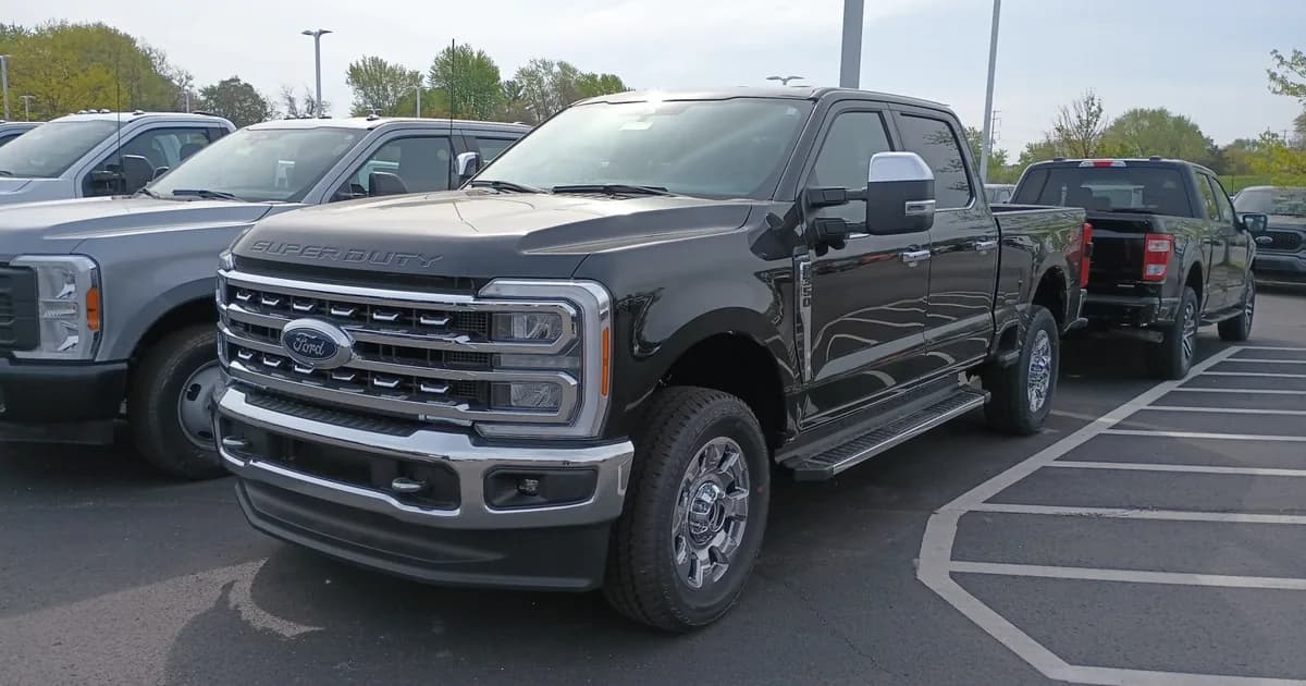 Ford F-350 Super Duty V Crew Cab Short box (2023–Presente)