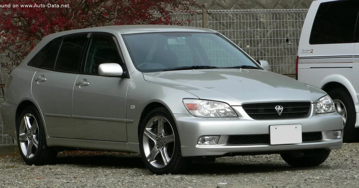 Toyota Altezza Gita (2001–2005)