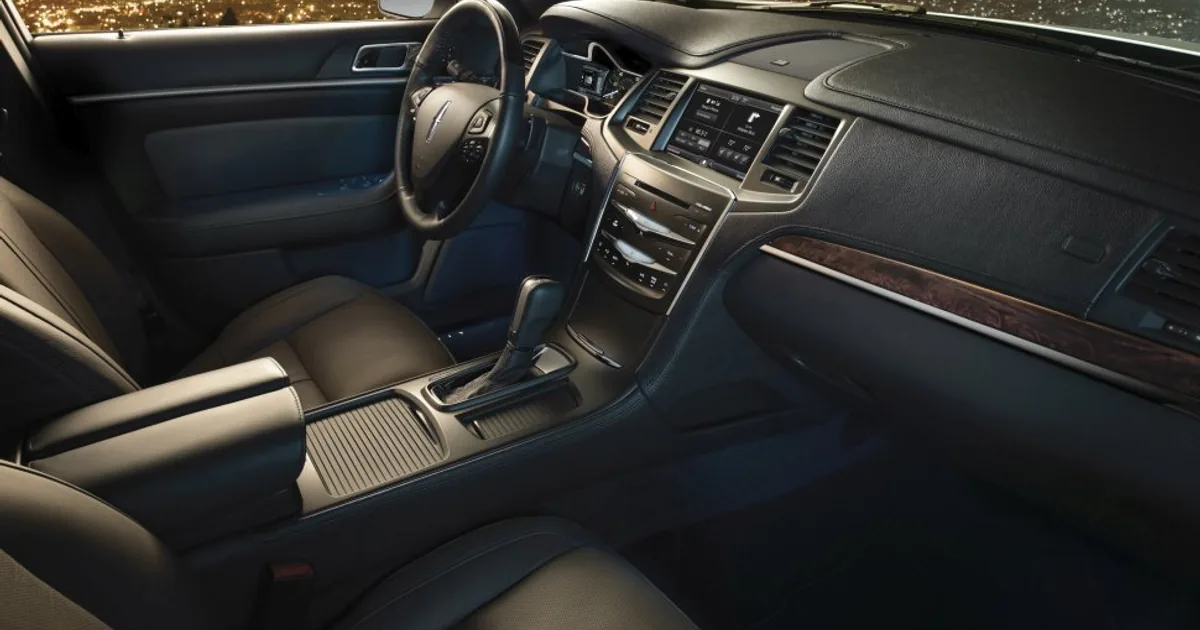 Lincoln MKS I (facelift 2013)