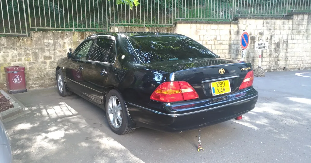 Toyota Celsior III (2000-2003)
